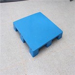 Tasapinnaline üheksa jooksjaga plastikust kaubaalus